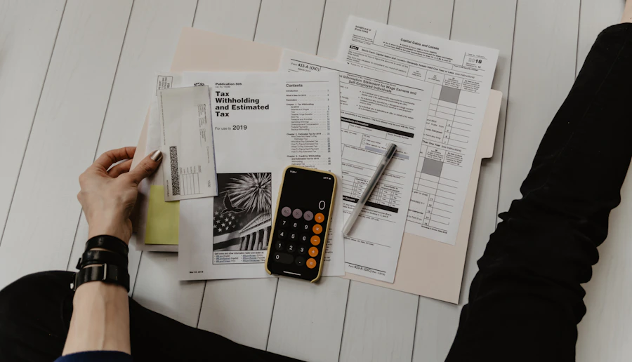 Mesa com cálculos e calculadora financeira